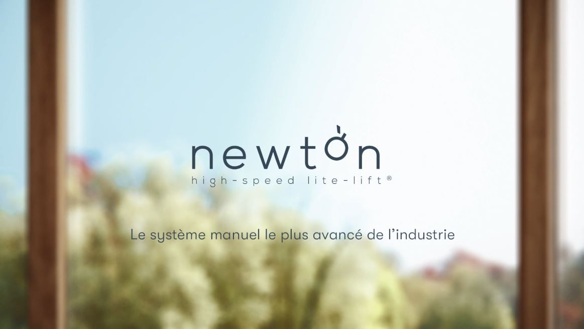 Logo pour newton high-speed lite-lift® avec le slogan Le système manuel le plus avancé de l'industrie, présenté sur un fond extérieur flou, reflétant une stratégie de design au Québec.
