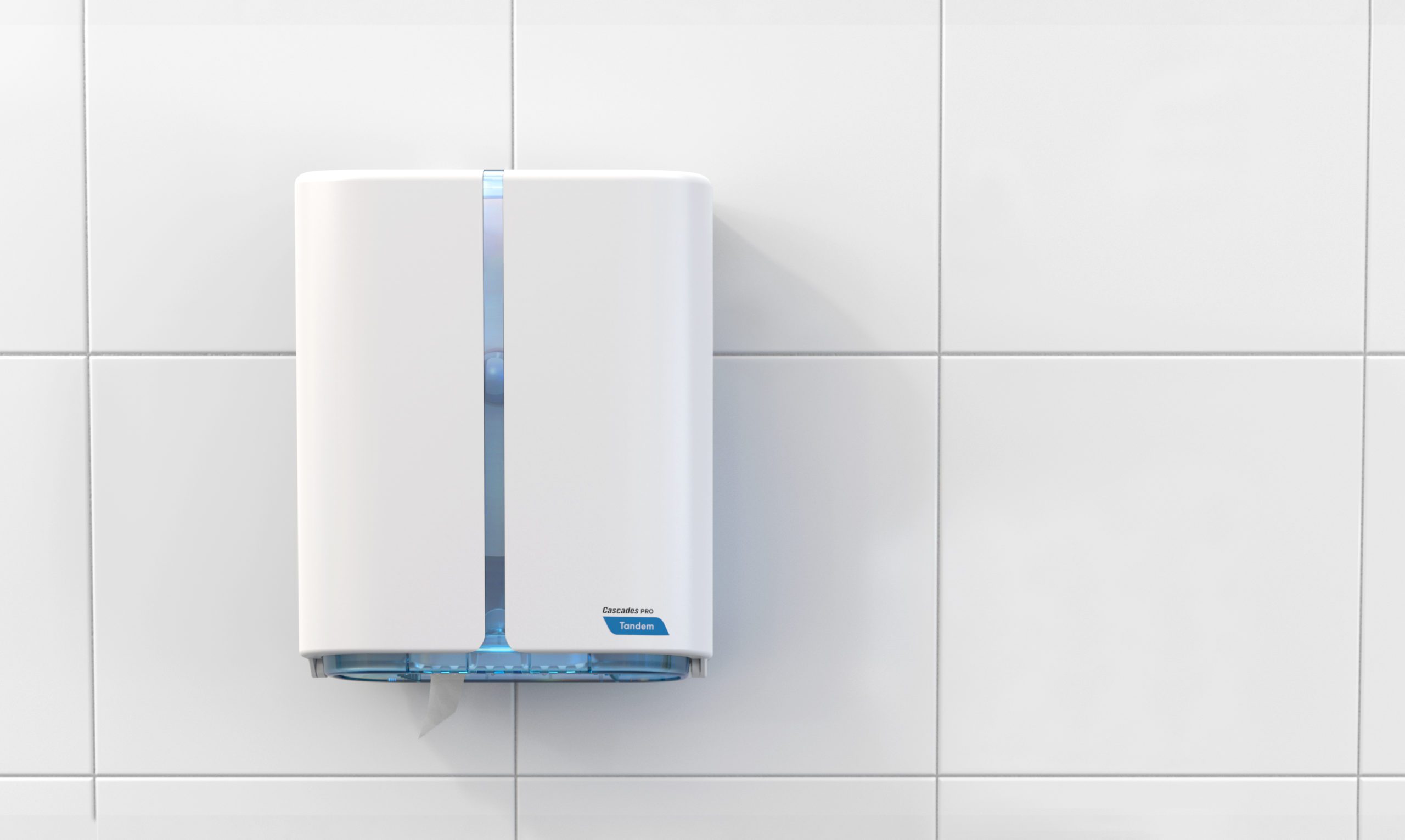 Un distributeur de serviettes en papier blanc est monté sur un mur carrelé blanc et épuré. Conçu avec une bande verticale transparente et une petite étiquette bleue, il reflète la stratégie de design au Québec adoptée par les agences de développement de produits innovants.