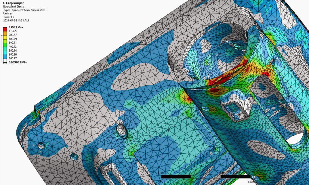 Superposition d'un maillage d'analyse par éléments finis (FEA) sur une pièce mécanique, montrant un gradient de couleur pour la distribution des contraintes - rouge pour les contraintes élevées, bleu pour les contraintes faibles. Une légende et les valeurs des données apparaissent à gauche, ce qui est idéal pour une Agence de développement de produits médicaux au Canada.