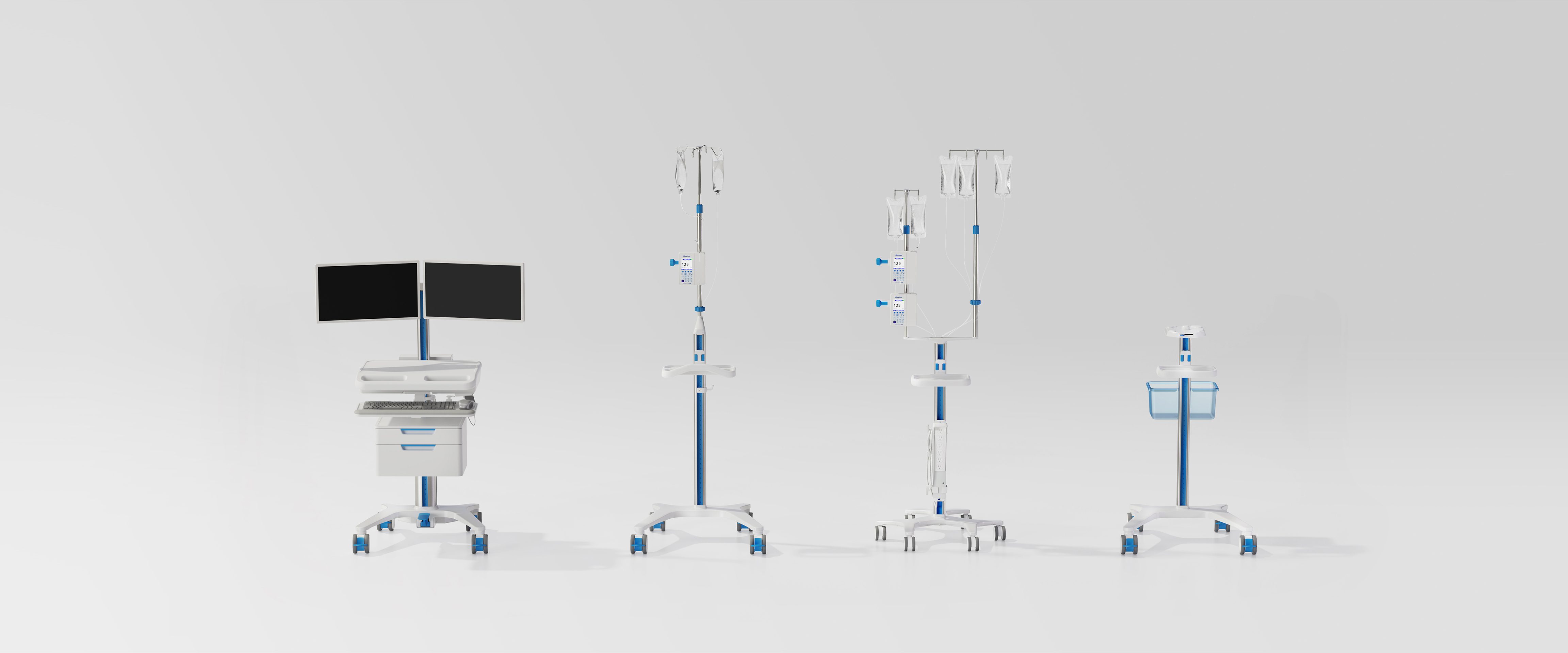 Quatre pièces d'équipement hospitalier sur des supports roulants, conçues par une agence de design industriel à Montréal, comprenant un chariot à deux moniteurs, deux supports à perfusion avec sacs et accessoires, et un porte-appareil compact sur un fond clair uni.