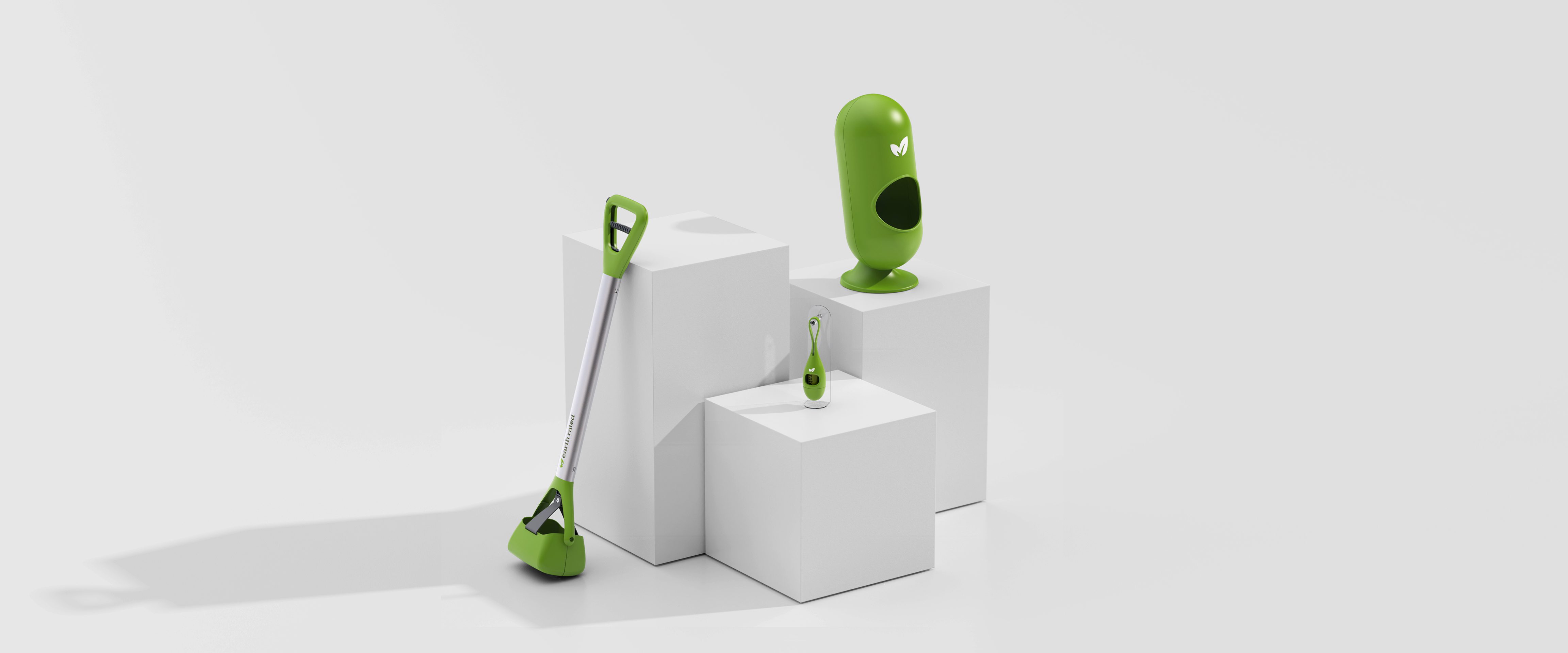 Trois produits verts liés aux animaux de compagnie sont présentés sur des cubes blancs : un outil à long manche, un petit distributeur et un contenant en forme de capsule, le tout sur un fond blanc minimal - mettant en valeur une stratégie de design au Québec.