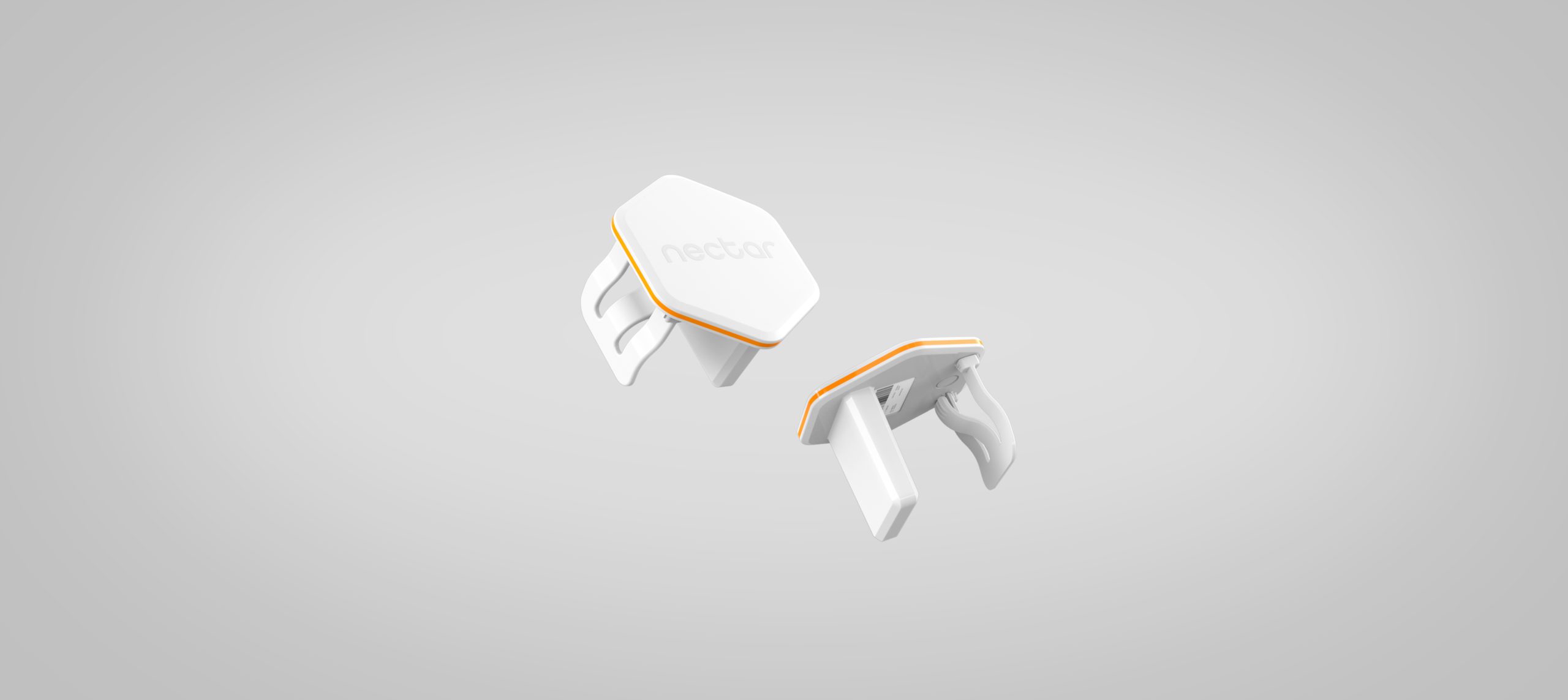 Deux clips hexagonaux en plastique blanc, avec une bordure orange et le mot nectar imprimé sur l'un d'eux, conçus par une Agence de design industriel à Montréal, sont présentés sur un fond gris clair uni.