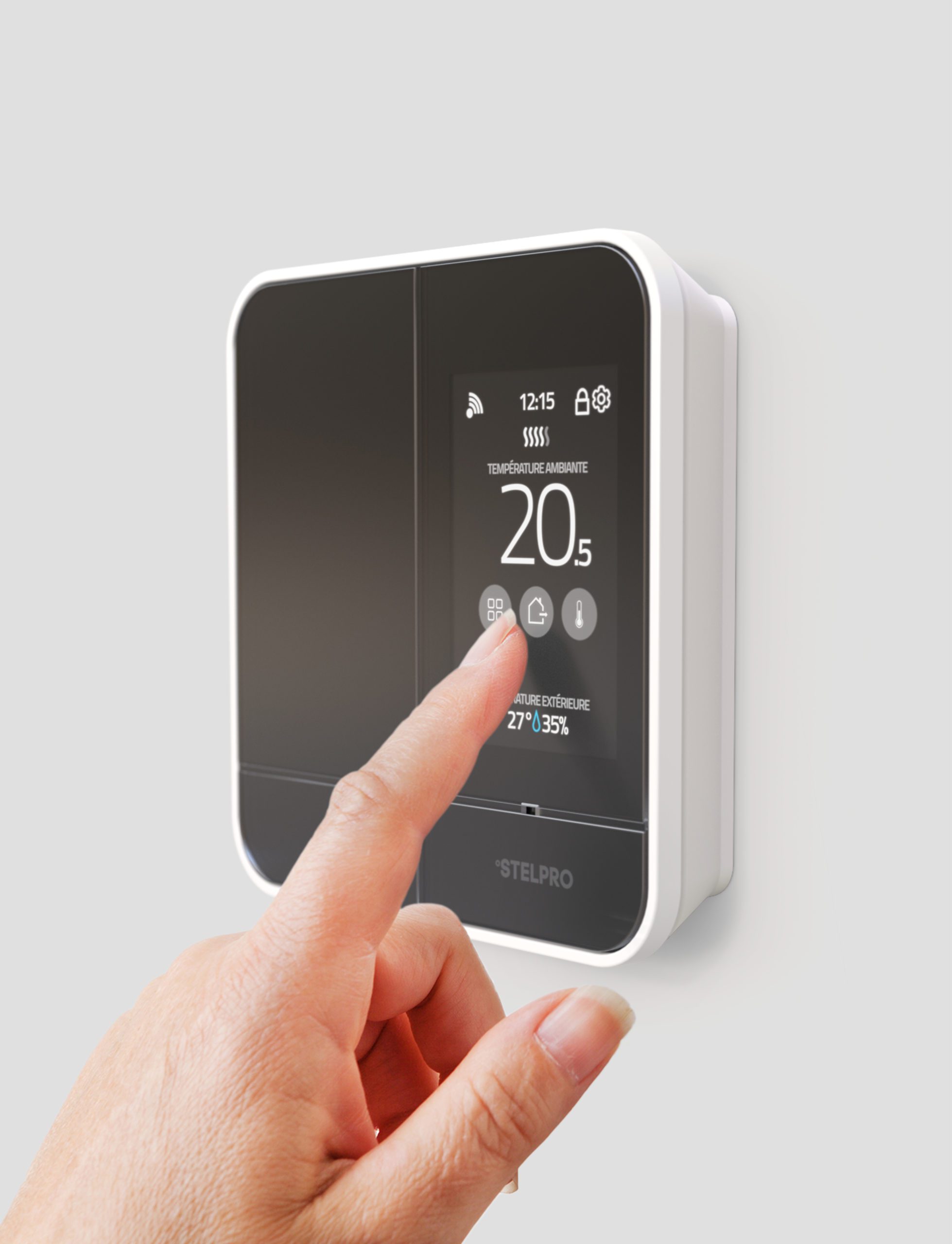 Une main ajuste un thermostat numérique moderne monté sur un mur blanc, affichant 20,5°C et diverses icônes de contrôle - un exemple de solutions innovantes d'une agence de design industriel à Montréal.