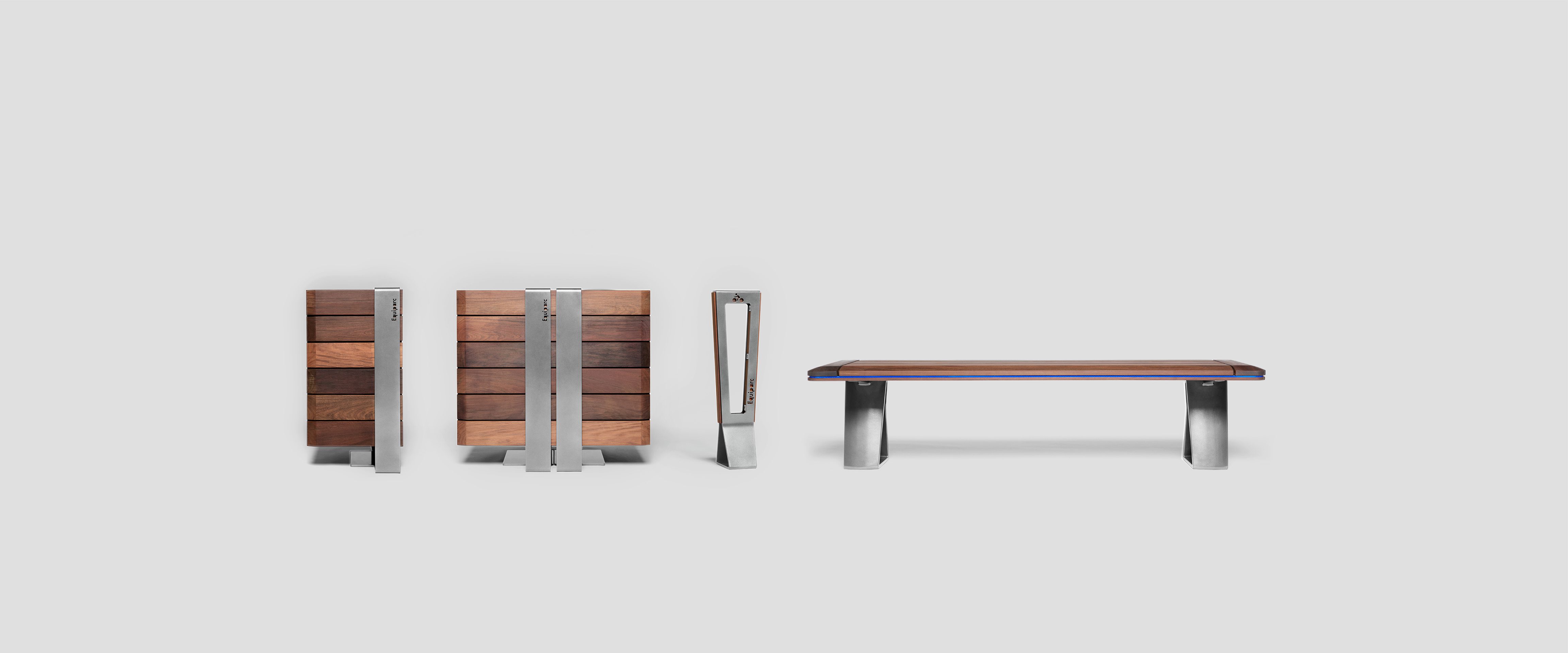 Une table moderne en bois avec un cadre métallique est présentée dépliée à droite et pliée en deux positions verticales à gauche, mettant en évidence son design convertible - un exemple de stratégie de design au Québec - sur un fond blanc uni.
