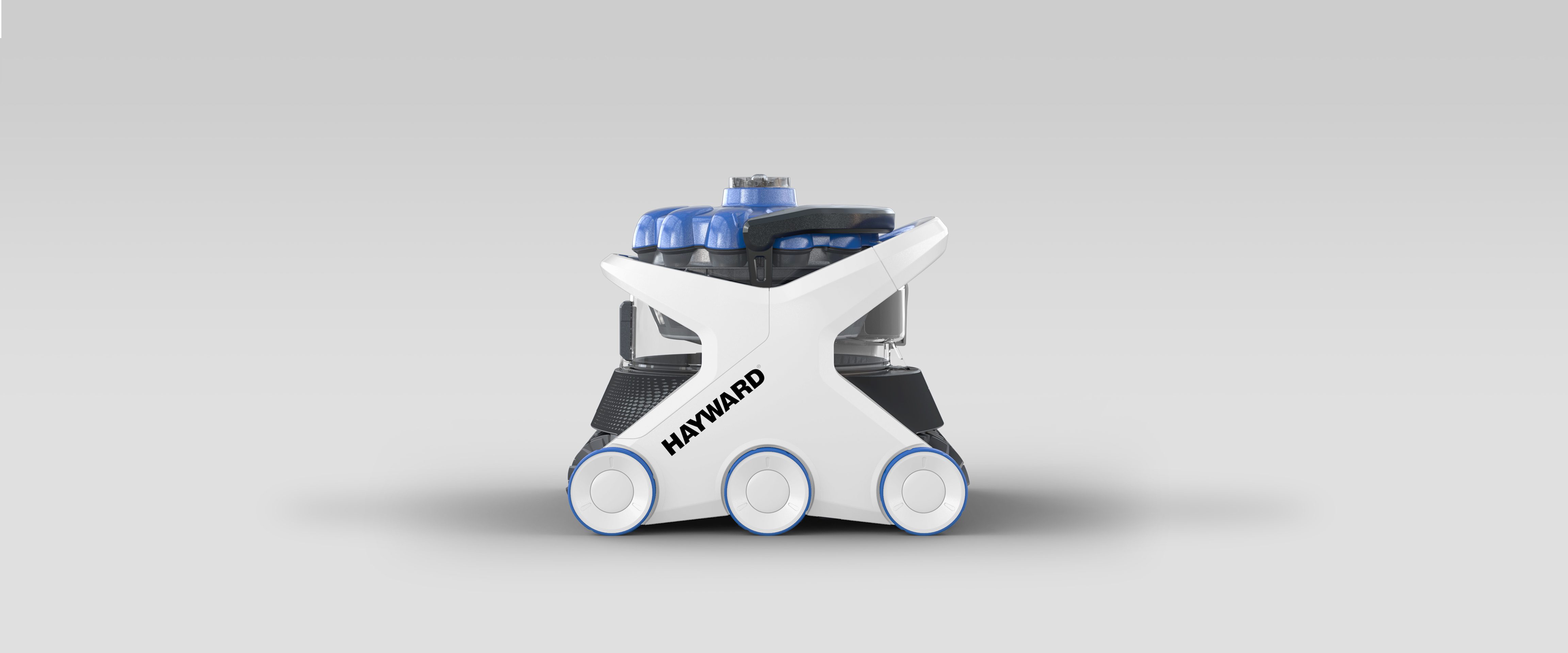 Un robot nettoyeur de piscine moderne et élégant d'une agence de développement de produits à Montréal, avec quatre roues cerclées de bleu, un corps blanc et noir, et le nom de la marque HAYWARD affiché sur un fond gris uni.